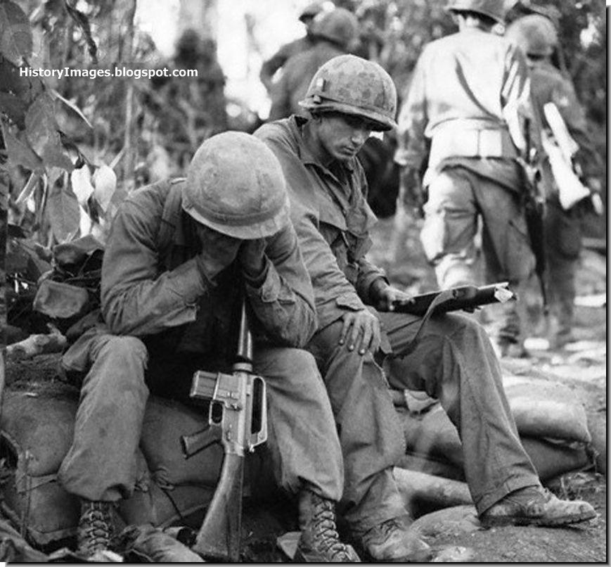 Tired-american-soldiers-dak-to-1967-vietnam.jpg
