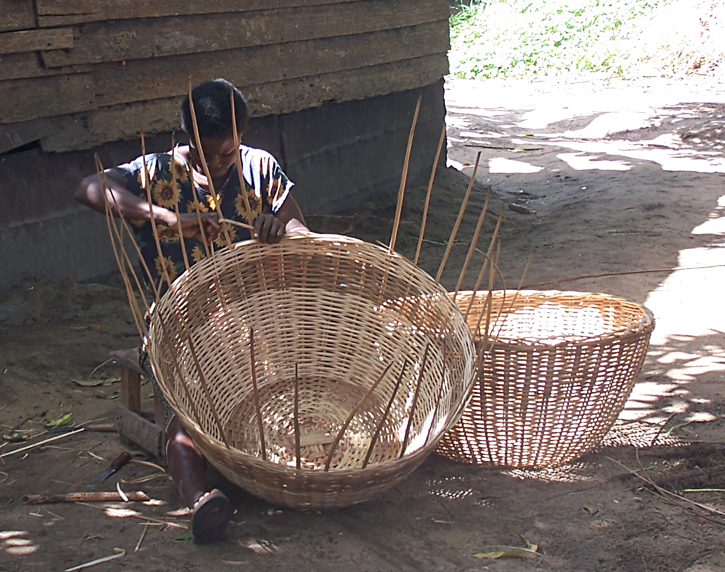 Woman_weaving_baskets_near_Lake_Ossa.jpg