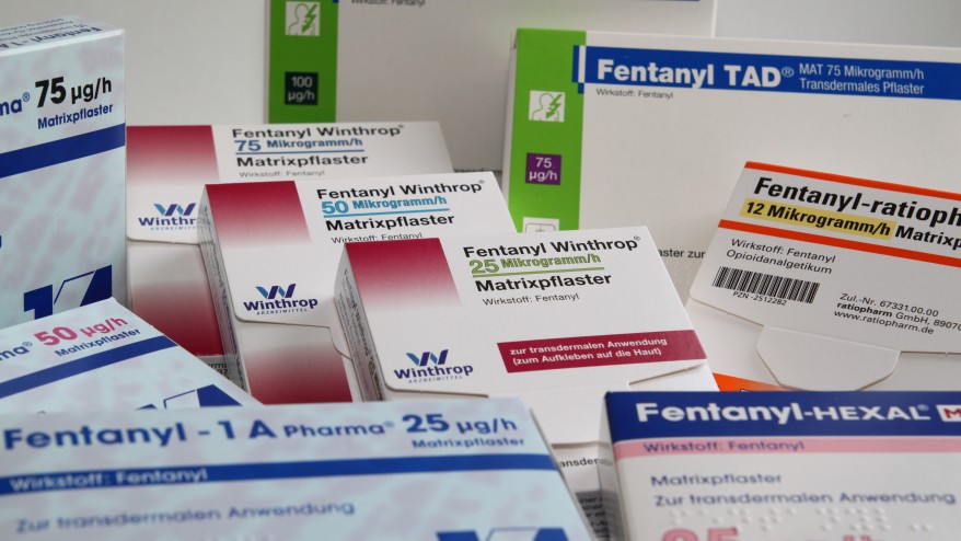 Fentanyl_patch_packages-commons.wikimedia.org_-878x494.jpg