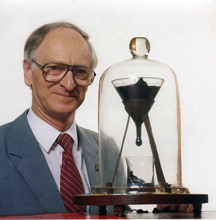 440px-Pitch_drop_experiment_with_John_Mainstone.jpg