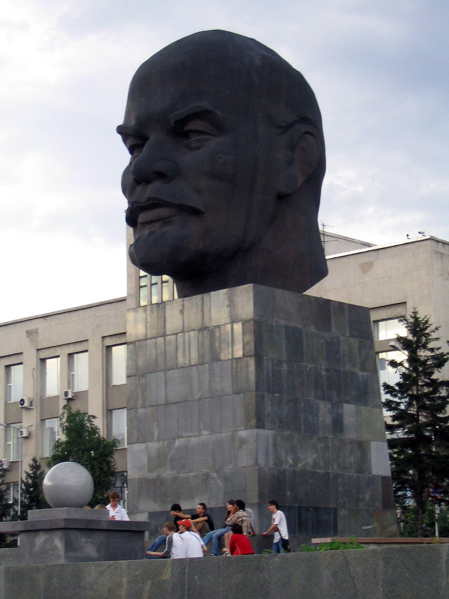 Lenin%27s_head_in_Ulan_Ude.jpg