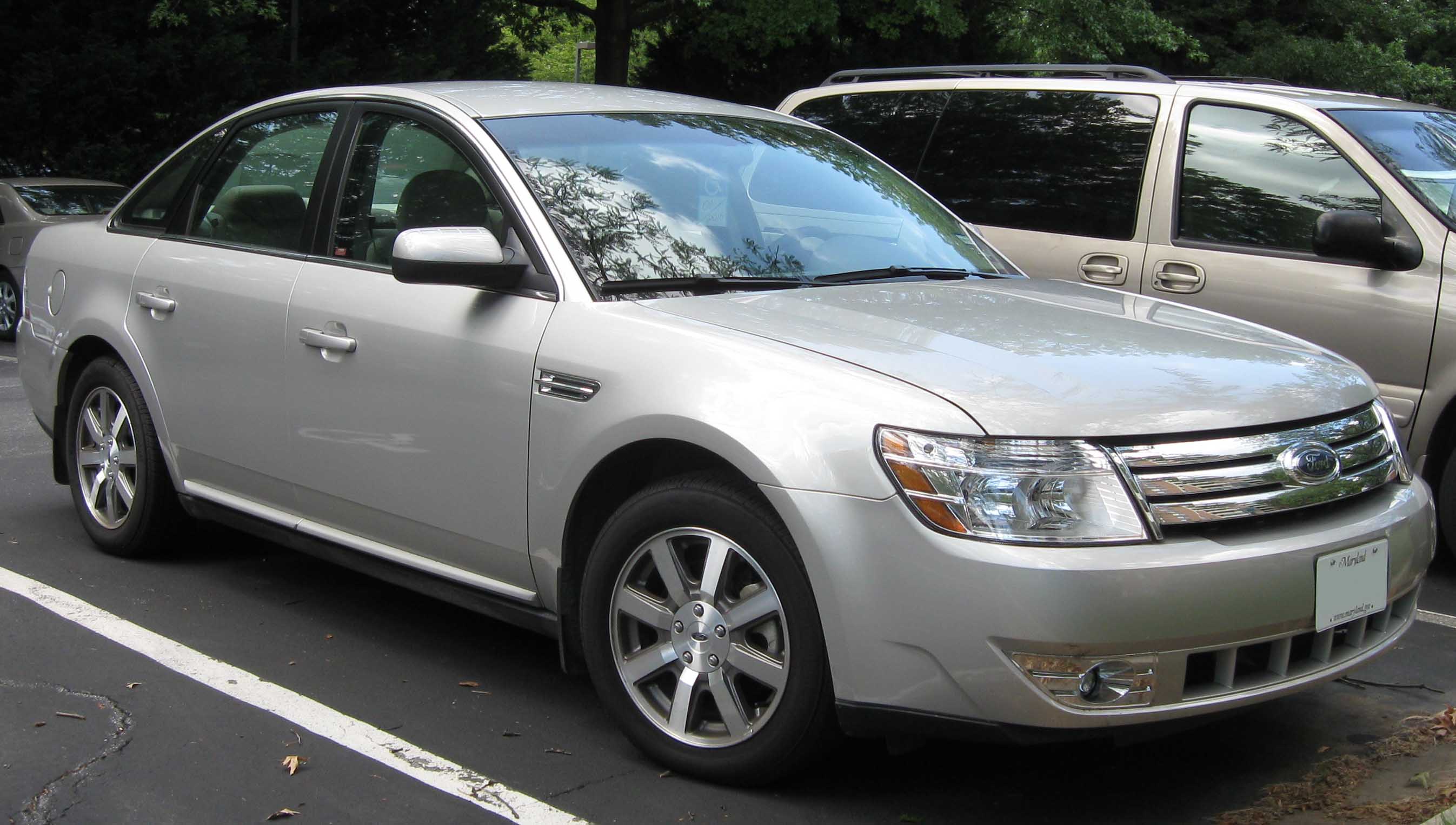 2008_Ford_Taurus_SEL_.jpg