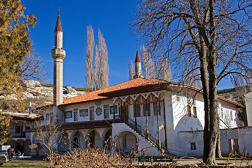 Bakhchisaray-Mosque-Ukraine.jpg