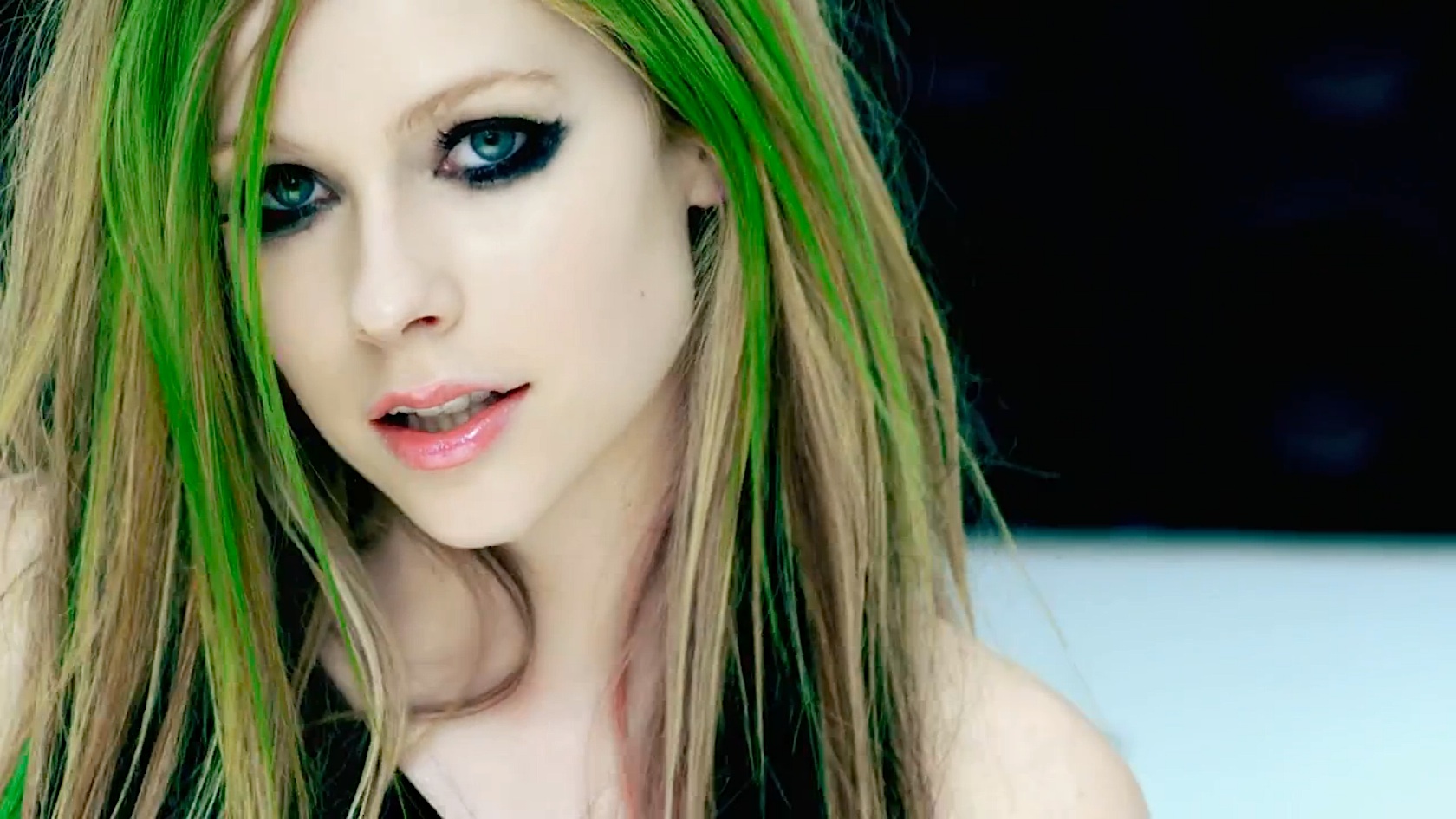 Avril_Lavigne_-_Smile.jpg