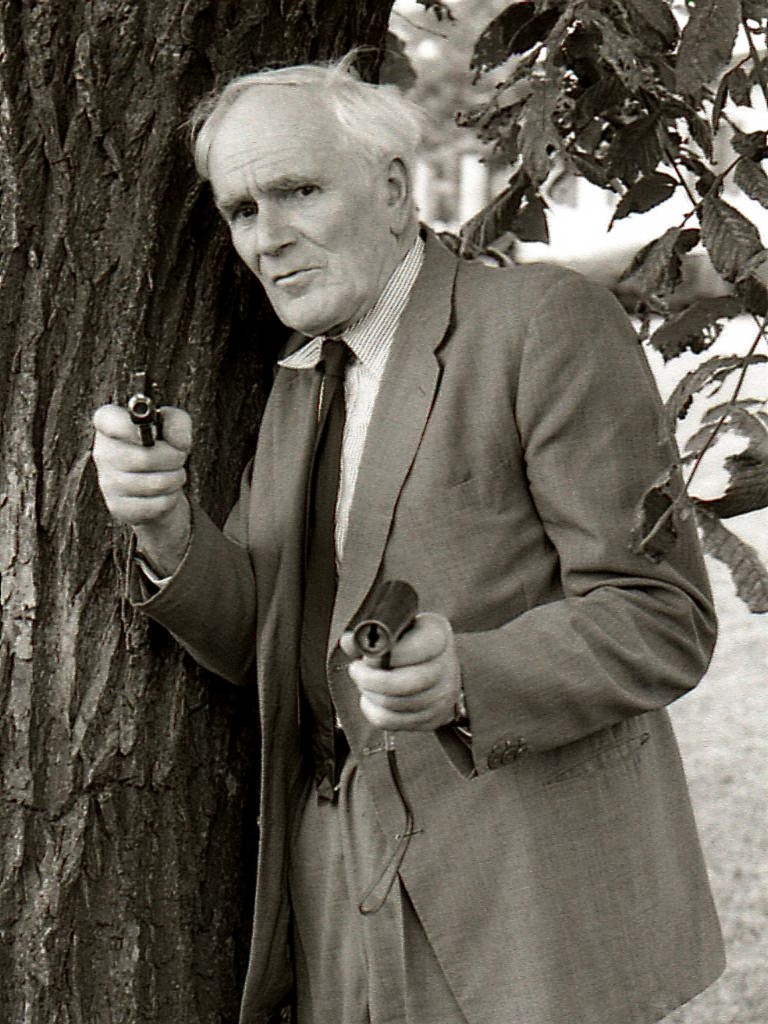 Desmond_Llewelyn_01.jpg