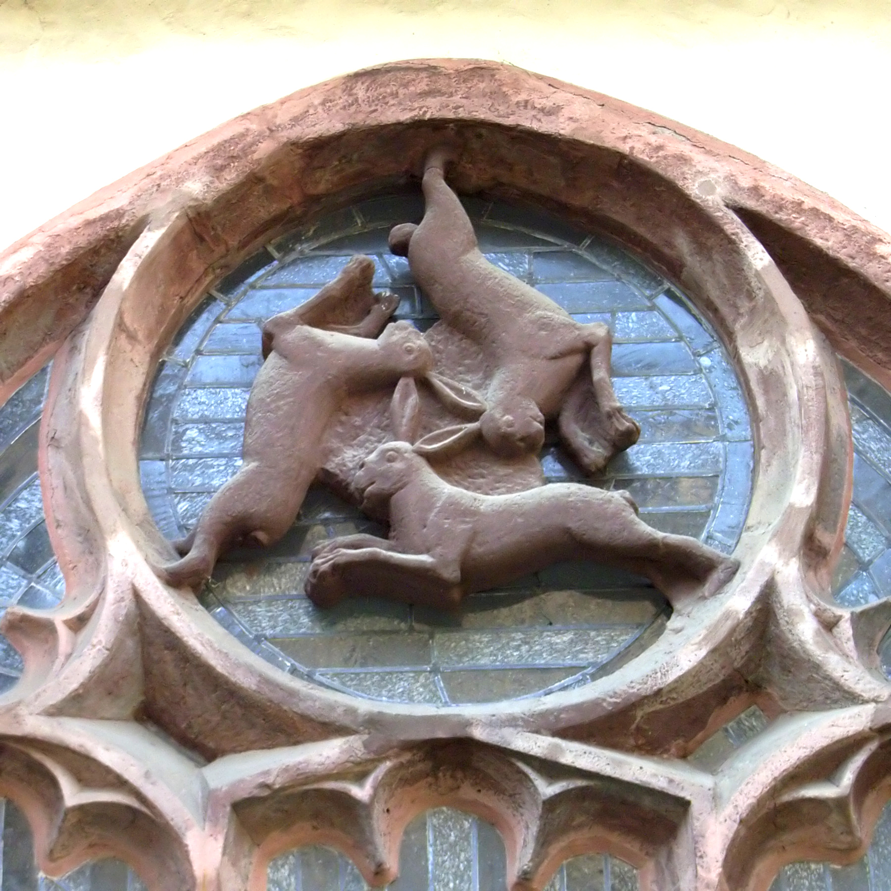 Paderborner_Dom_Dreihasenfenster.jpg