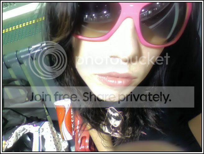 MoiPinkSunglassesStation.jpg