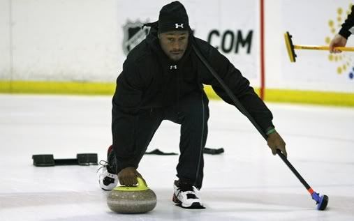 Vernon-Davis-NFL-curling_AP.jpg