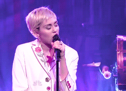 tumblr_njv8li9YWf1sv1v8lo5_r1_250.gif