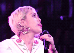 tumblr_njv8li9YWf1sv1v8lo2_r1_250.gif