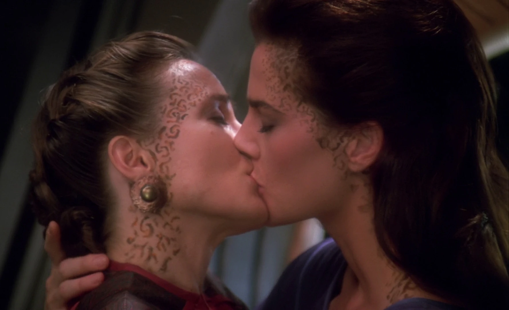 Lenara_Kahn_and_Jadzia_Dax_kiss.jpg