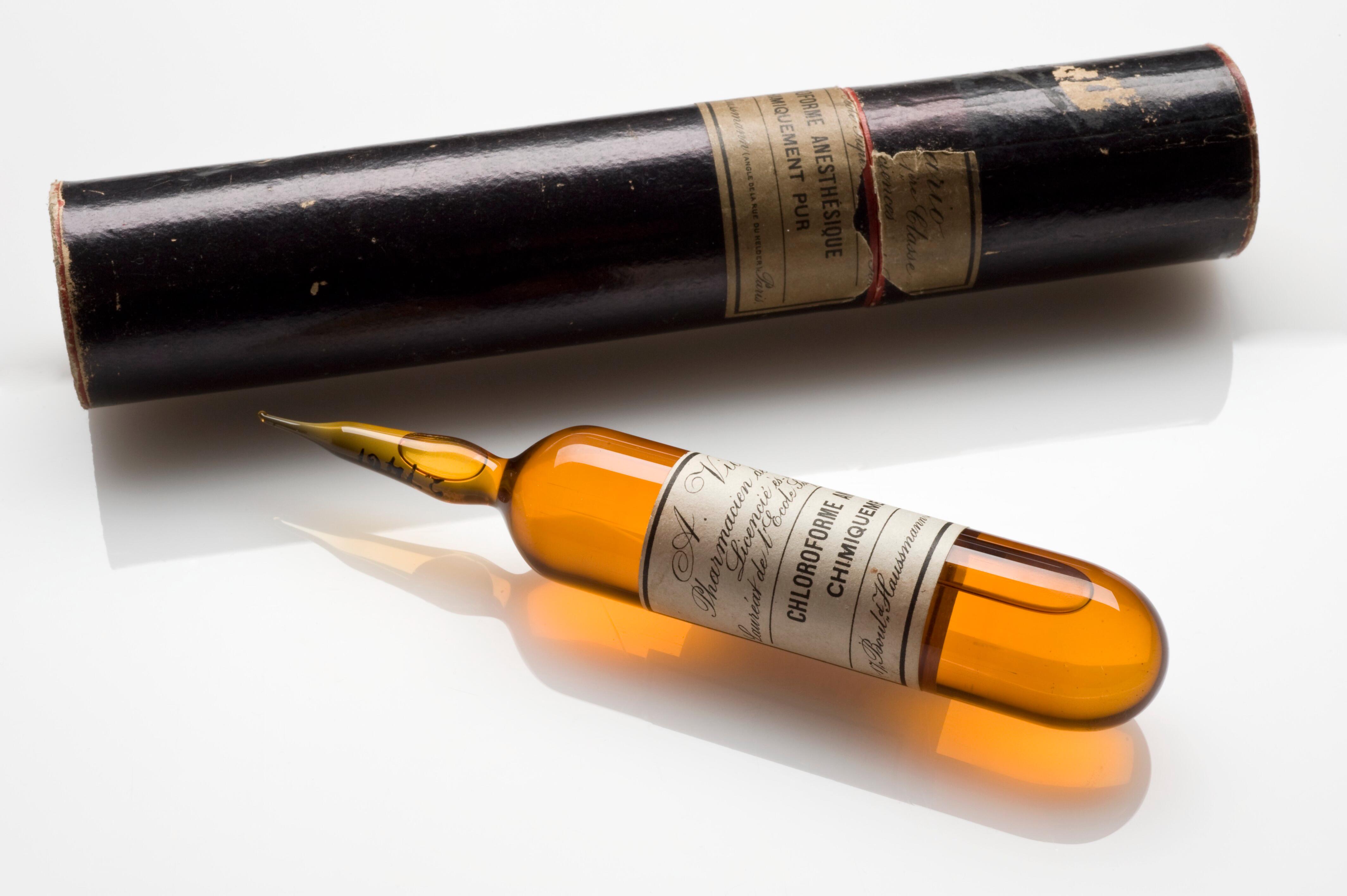 Chloroform_ampoule.jpg