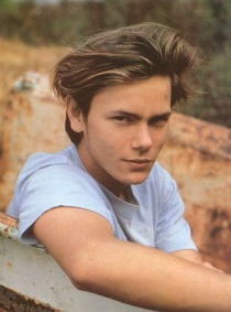 210px-RiverPhoenix1.jpg