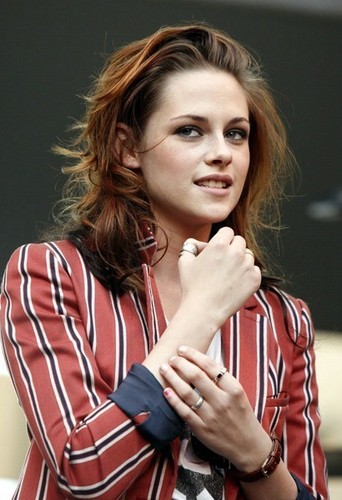 Kristen-Stewart-kristen-stewart-5819599-342-500.jpg