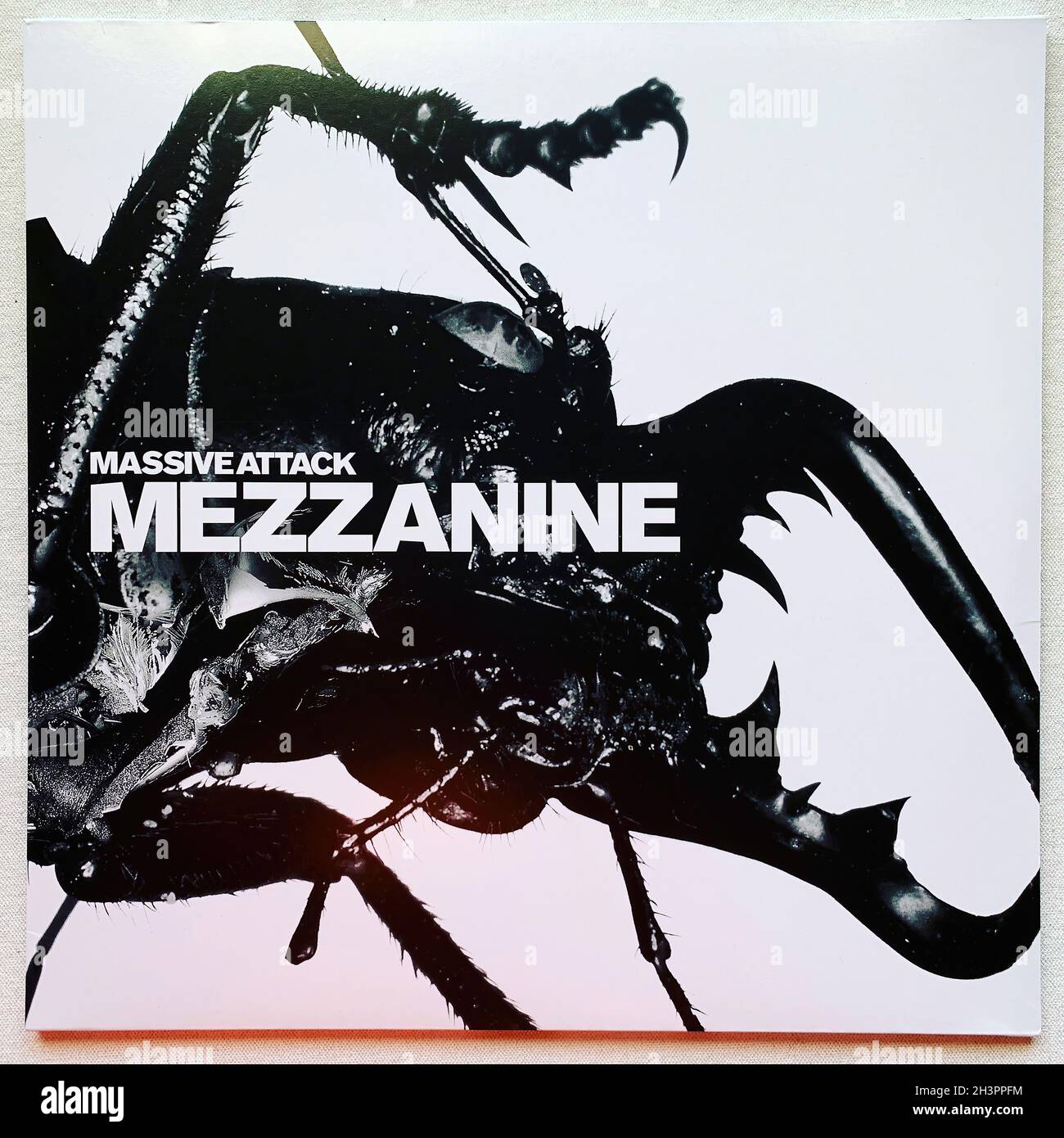 massive-attack-2018-reissue-mezzanine-1998-lp-2H3PPFM.jpg