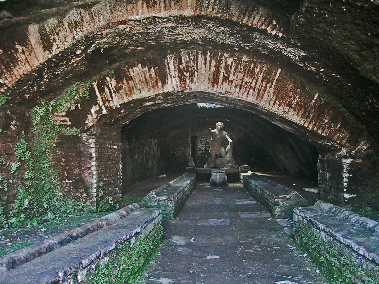 Ostia_Antica_Mithraeum.jpg