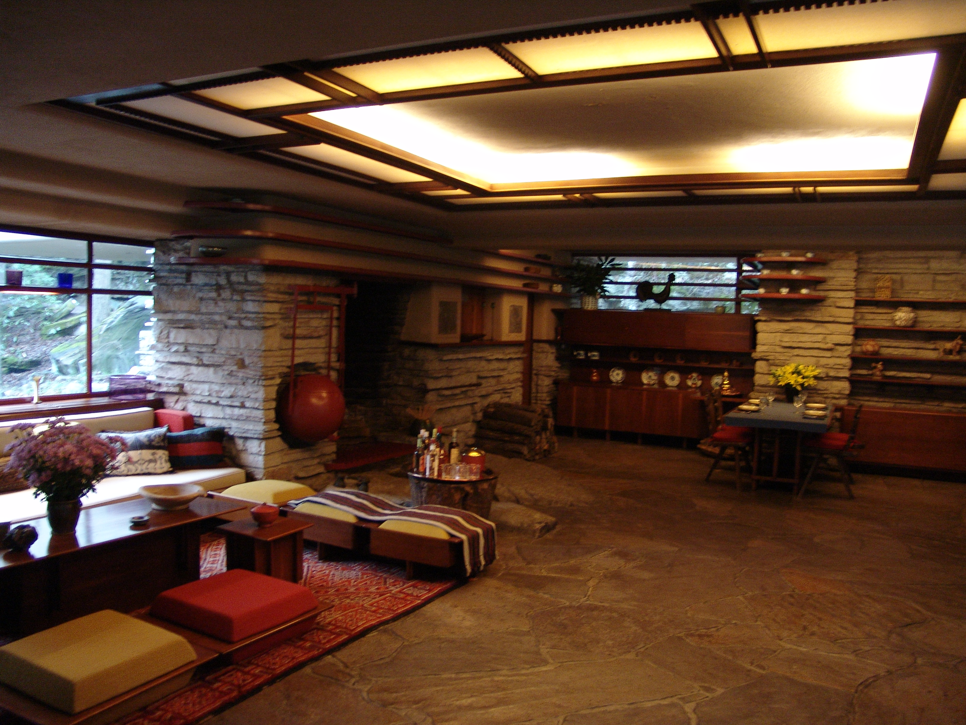 Frank_Lloyd_Wright_-_Fallingwater_interior_5.JPG