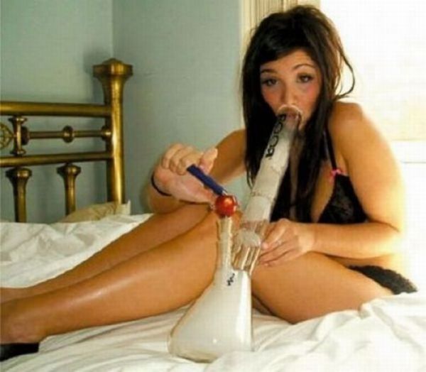 girls_with_weed_16.jpg