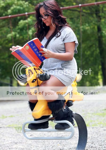 snooki-reading-park.jpg