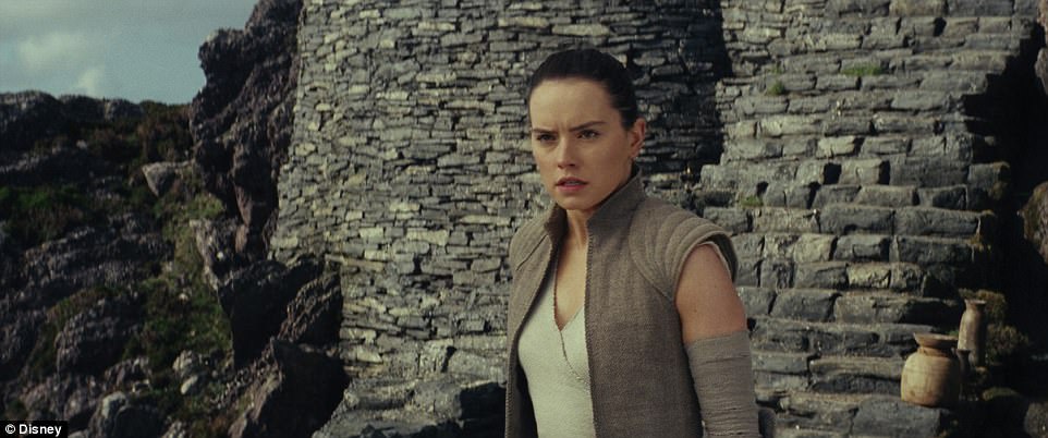 448D96B100000578-4906692-The_force_is_strong_with_her_In_The_Last_Jedi_Rey_gets_Jedi_trai-a-39_1506002904578.jpg
