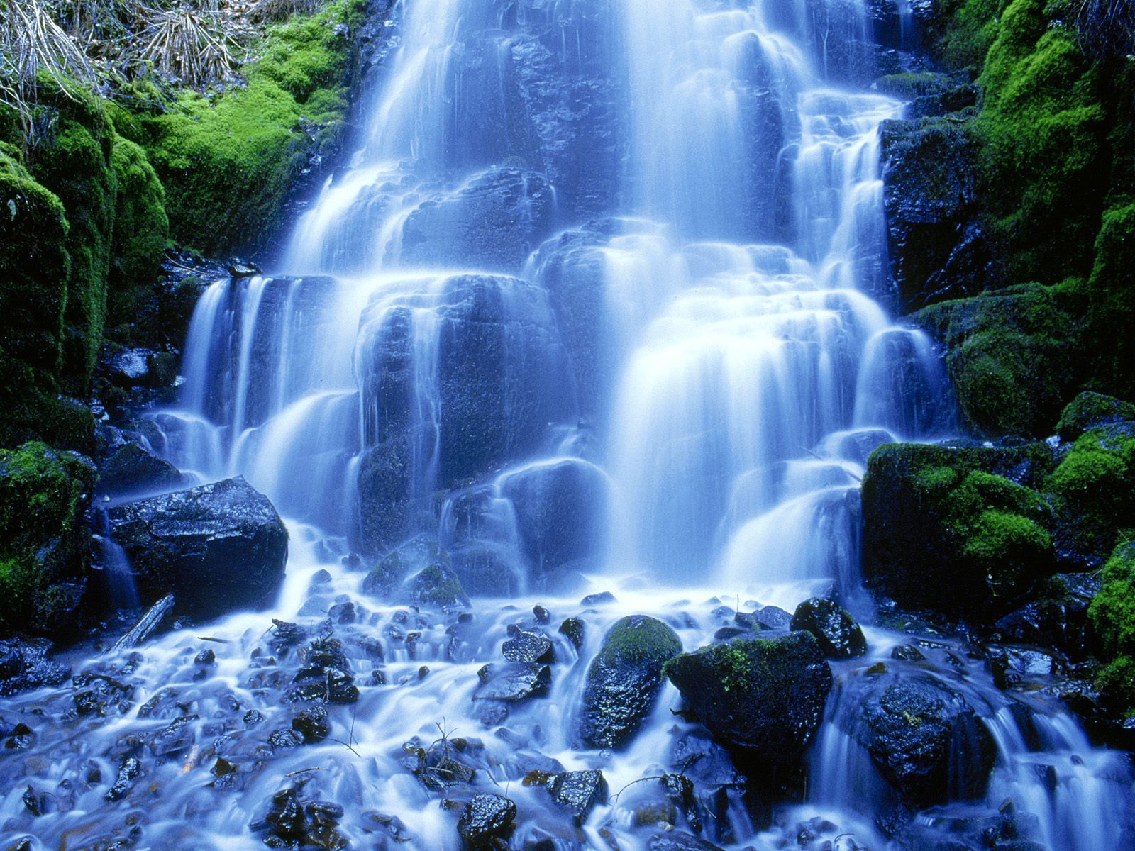 Mountains-Waterfalls-mountains-and-waterfalls-5836100-1600-1200.jpg