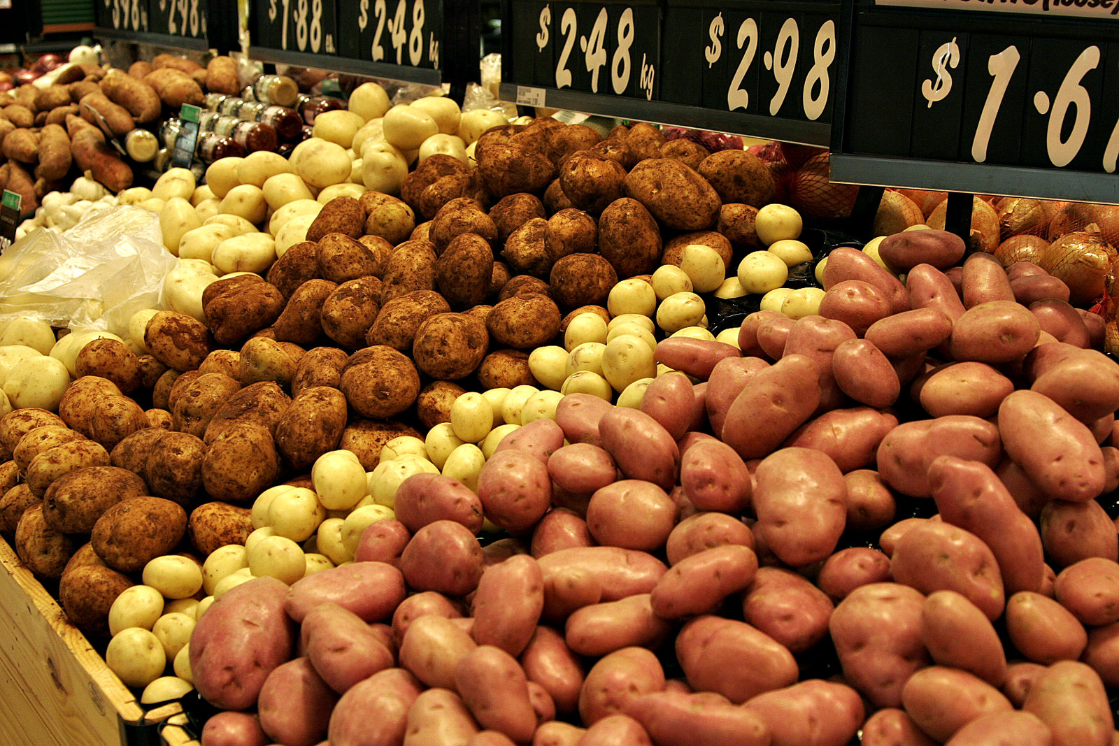 Various_types_of_potatoes_for_sale.jpg
