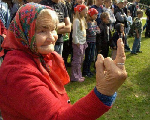 bad-family-photos-grandma-giving-finger.jpg