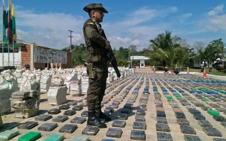 98081729_Handout-picture-released-by-the-Colombian-police-showing-a-Colombian-police-officer-standin-large_trans++eo_i_u9APj8RuoebjoAHt0k9u7HhRJvuo-ZLenGRumA.jpg