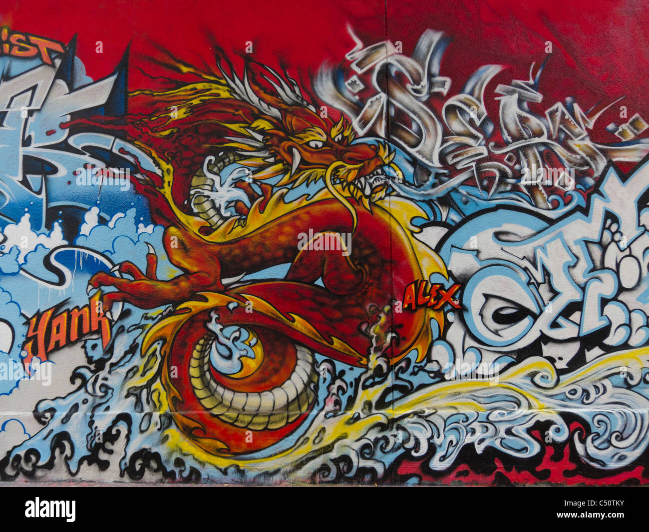 parigi-francia-graffiti-artista-della-parete-di-pittura-grafica-asian-dragon-illustrazione-arte-di-strada-c50tky.jpg