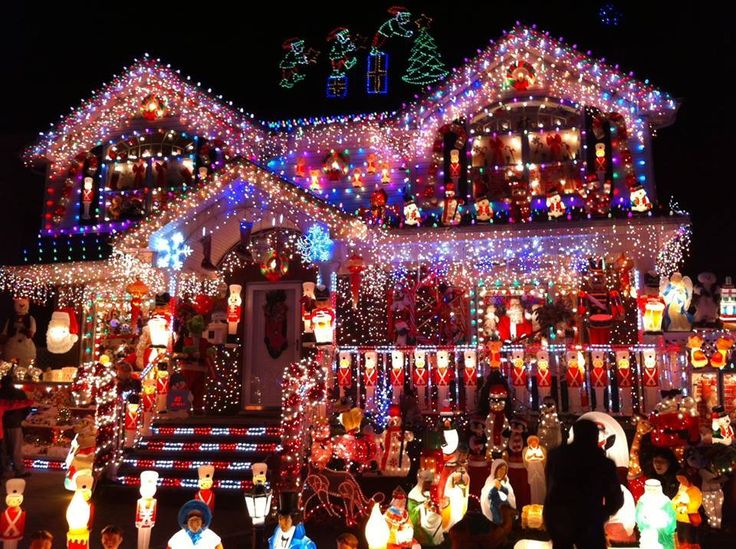 37d90718203381eefa574c1e812e716a--christmas-lights-on-houses-best-christmas-decorations.jpg